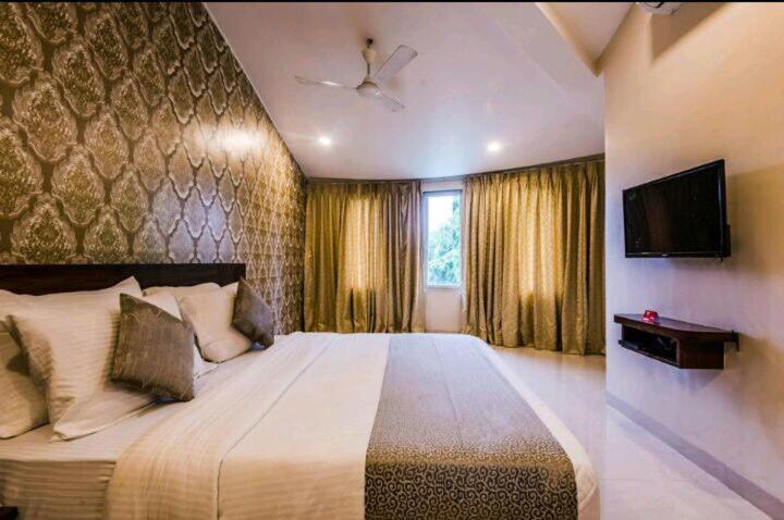 Strand Resort Lonavala Eksteriør billede