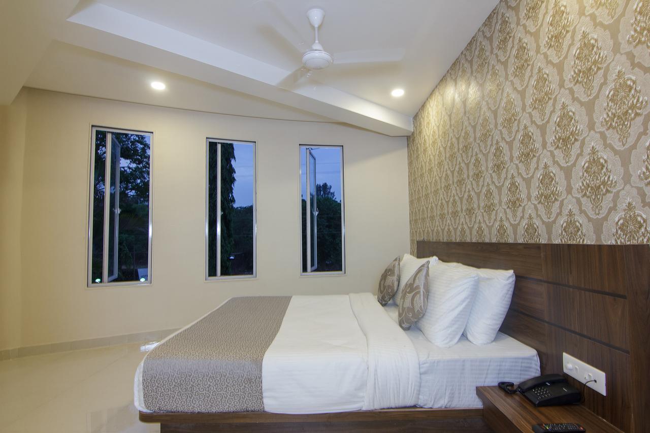 Strand Resort Lonavala Eksteriør billede