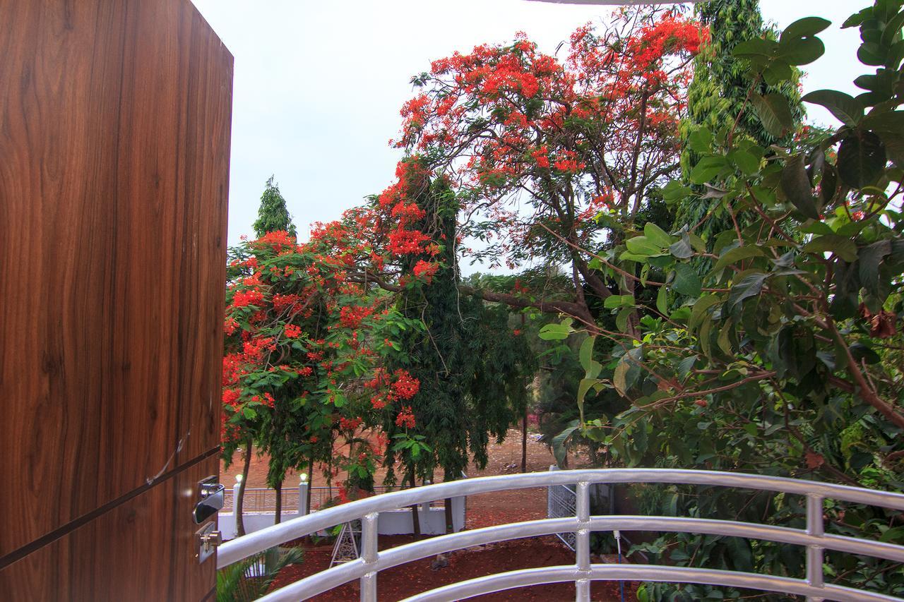 Strand Resort Lonavala Eksteriør billede